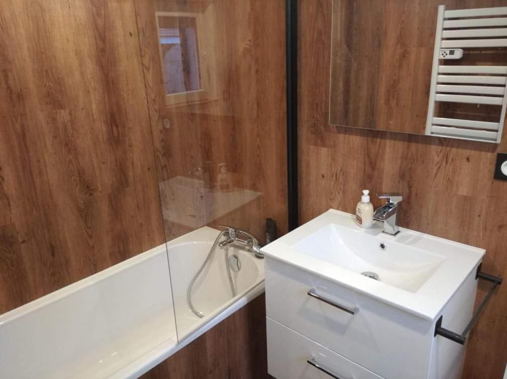 Sejour Au Jardin De Cupidon Avec Jacuzzi Et Sauna Balbigny 外观 照片