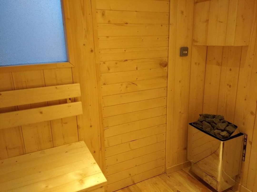 Sejour Au Jardin De Cupidon Avec Jacuzzi Et Sauna Balbigny 外观 照片